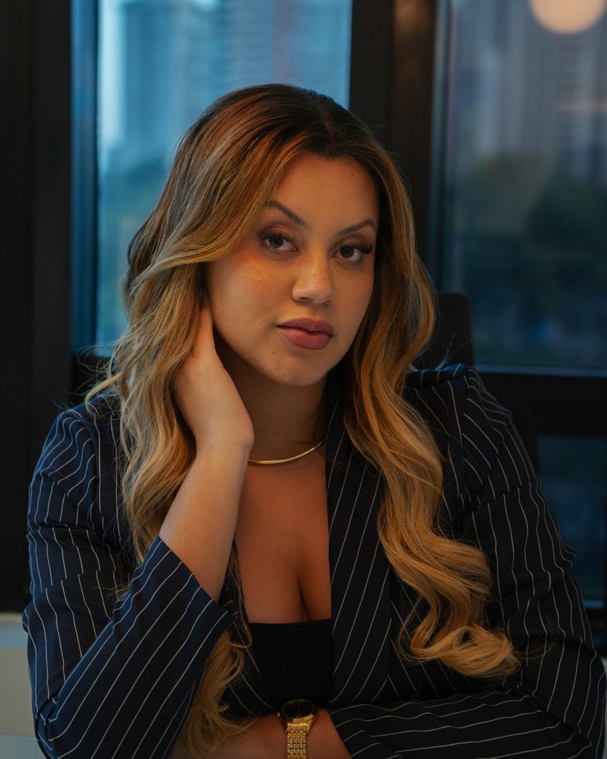 Retrato da Dra. Sabrina Sousa, biomédica de estética avançada, no consultório da clínica no Rio de Janeiro